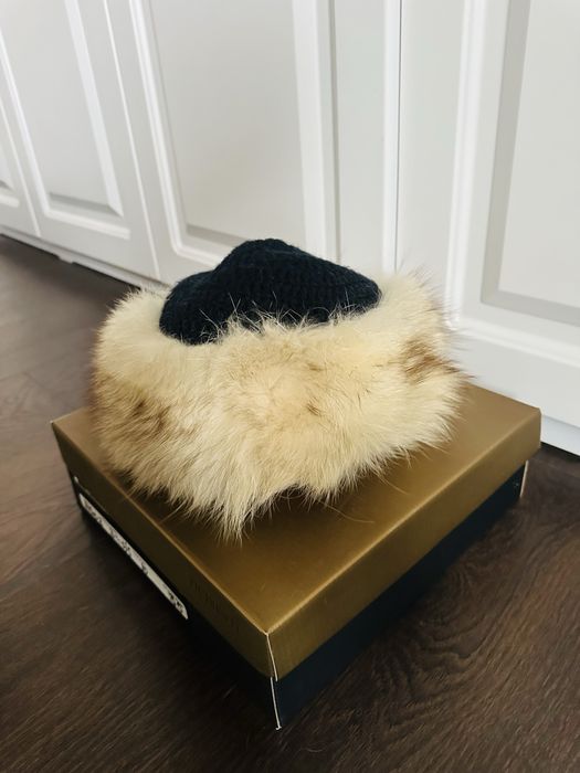 Caciula eleganta , de dama , din blana naturala crem ,