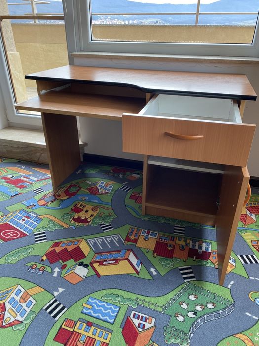 Vand birou in stare buna.