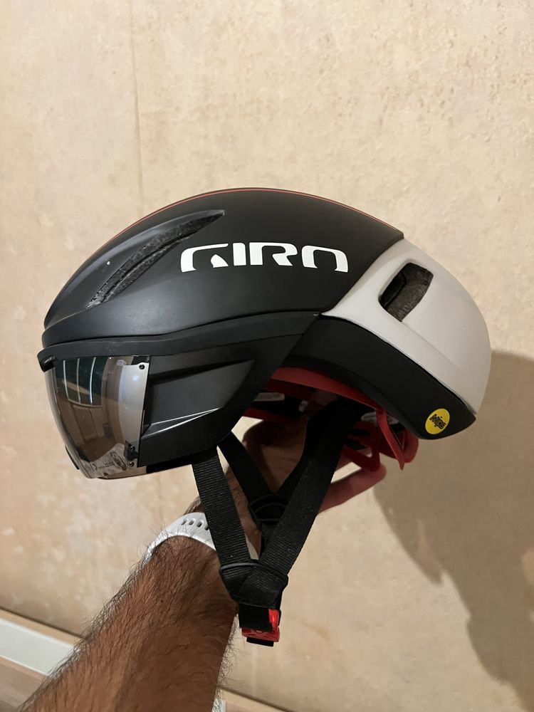 Велосипедна каска GIRO Vanquish MIPS