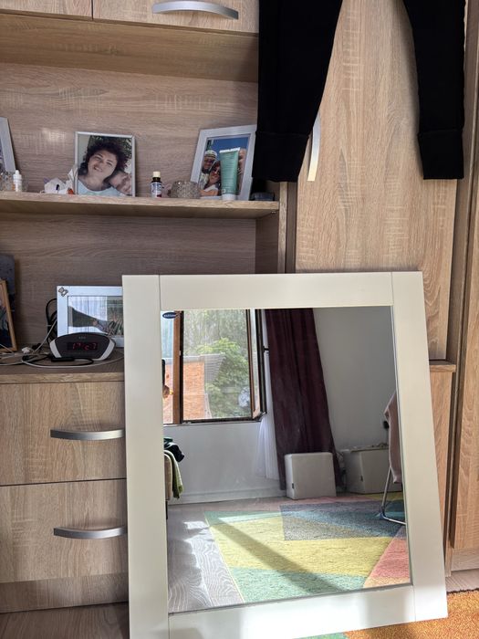 Vand oglinda cu rama alba in stare buna.