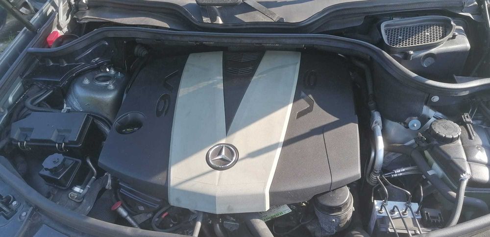 Dezmembrez Mercedes Benz ML 300 W164 Sport 3.0CDI BLUE-CY A 4x4 2010