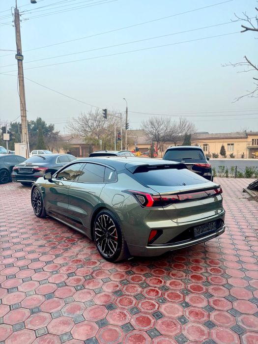 Sotiladi srocno zeekr 001