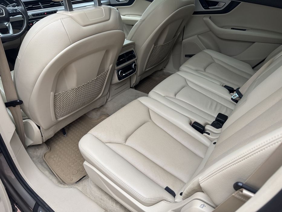 Audi Q7 - 7 locuri