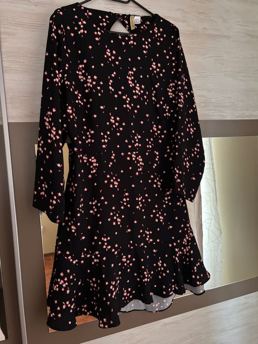 Рокля с гол гръб