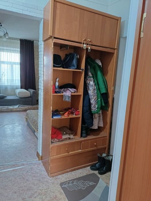 Отдам бесплатно шкаф и кресла