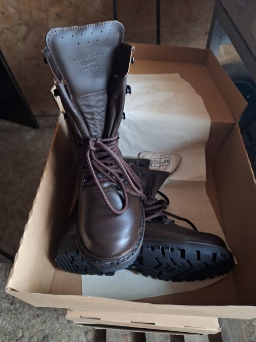 Vand s-au schimb bocancii piele