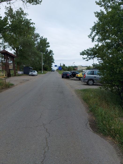 Teren,în spate la Peugeot,DN65,vecin cu LACUL,zonă de recreere.