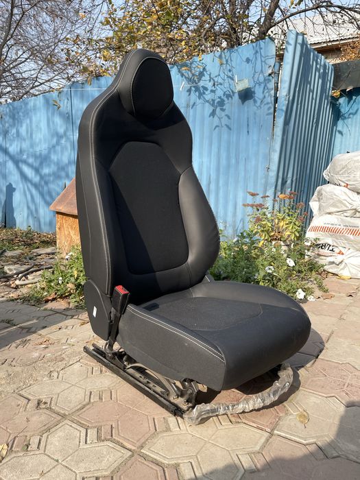 Автомобильное кресло