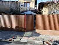 Construim la comanda dvs. garduri si porti din:
- panouri stil jaluzea
