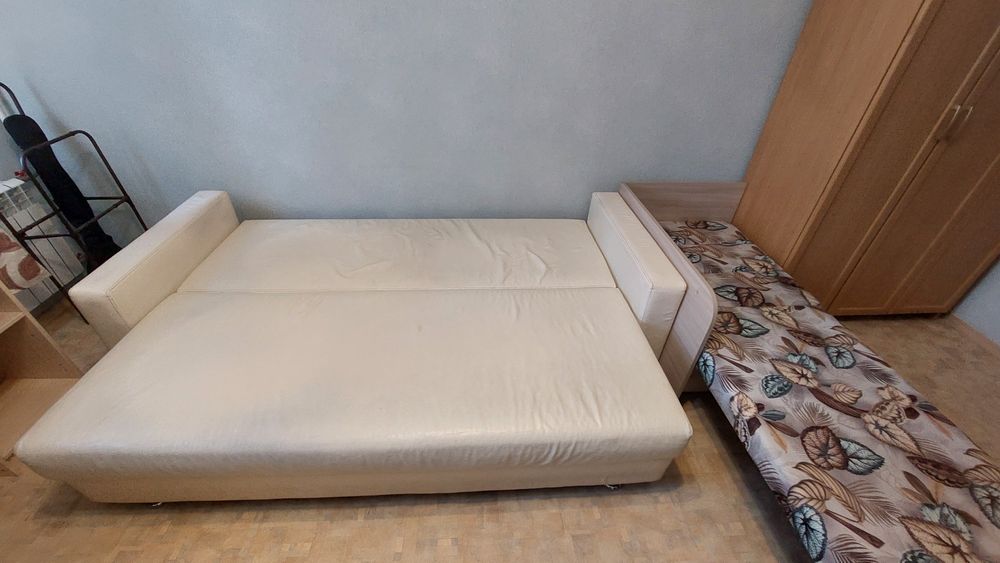 Большой крепкий диван