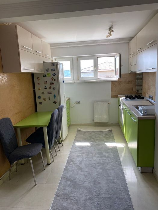 Se închiriază apartament cu 3 camere, zona Flora