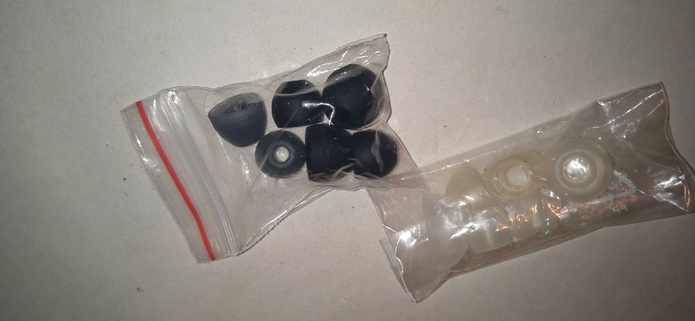 ПРОДАМ СИЛИКОНОВЫЕ РЕЗИНКИ для наушников! Черные, белые. Размер разный