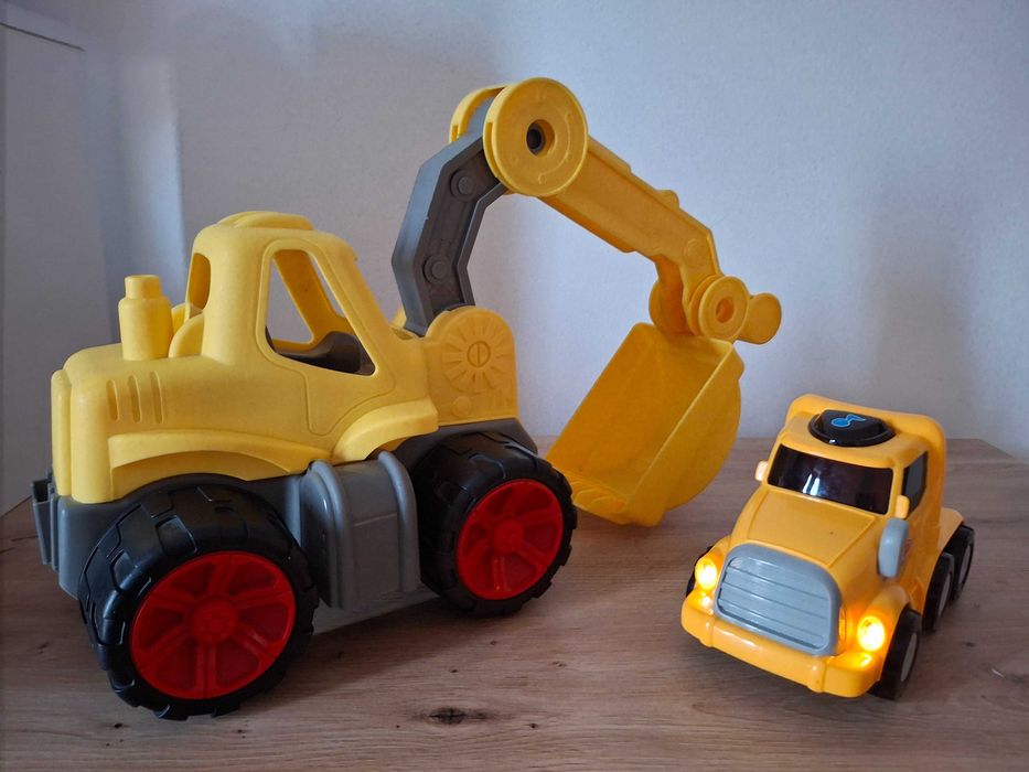 Vand lot cu doua jucarii ( excavator si camion)