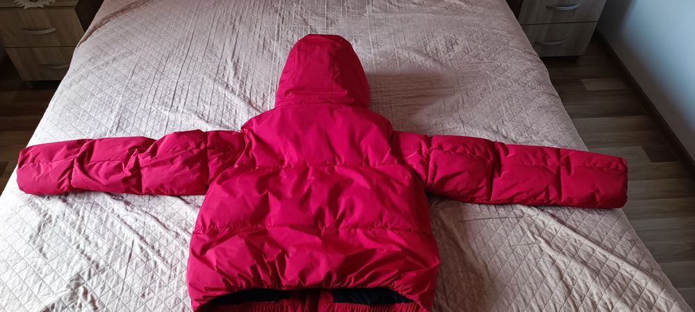 Vând geaca nouă culoarea roșie