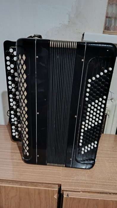 Баян (рабочий] продаётся