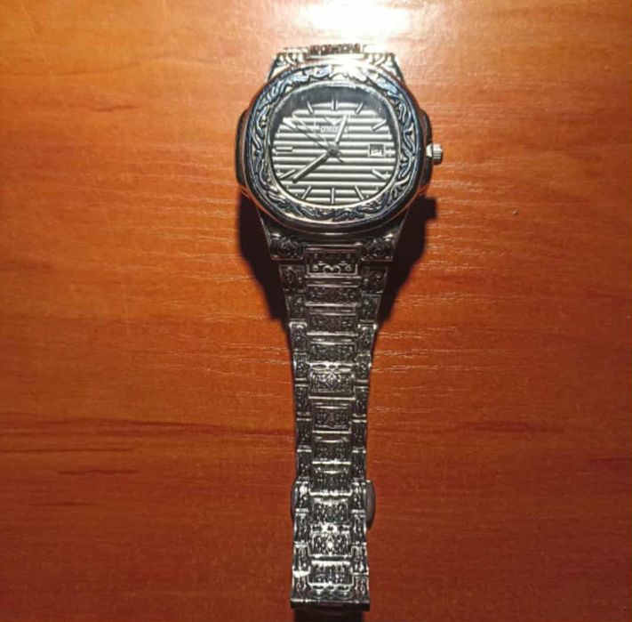 Мъжки ръчен часовник с орнаменти и метален корпус