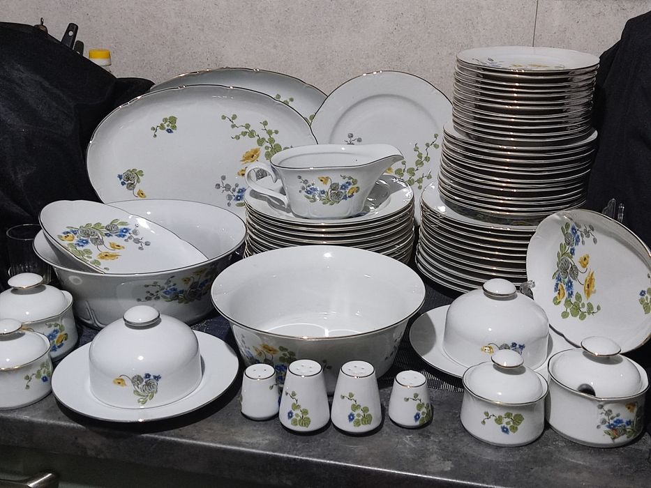 Столовый сервиз на 12 персон.ГДР