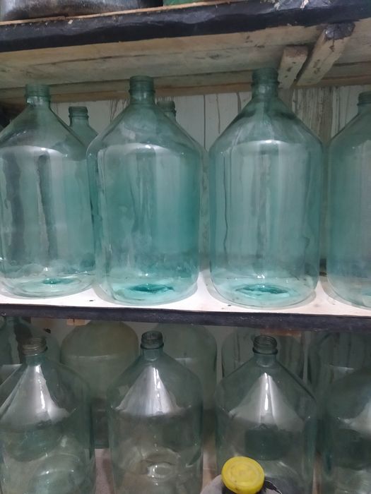Бутыли 20 литровые,хорошего качества с крышками!