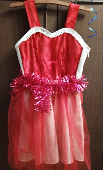 Платье Санты на 9-12 лет, колпак в подарок