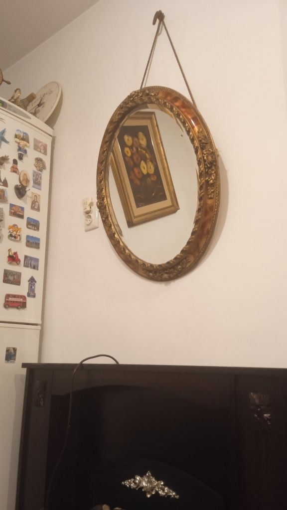 Oglinda ovala veche, rama lemn sculptat cu motive florale, stil baroc