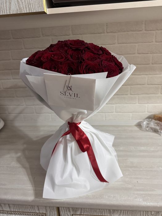 35 раскошьных роз-по цене,который нет ни в одном магазине в города.