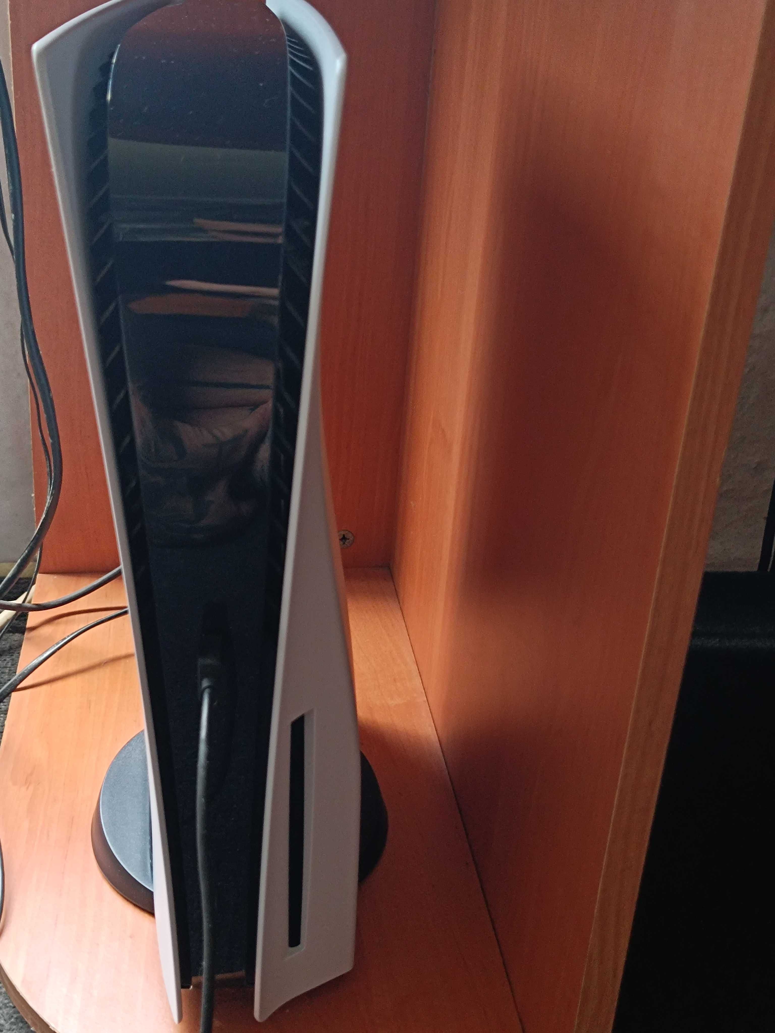Плейстейшън 5 slim версия, 1 TB, с два джойстика и слушалки
