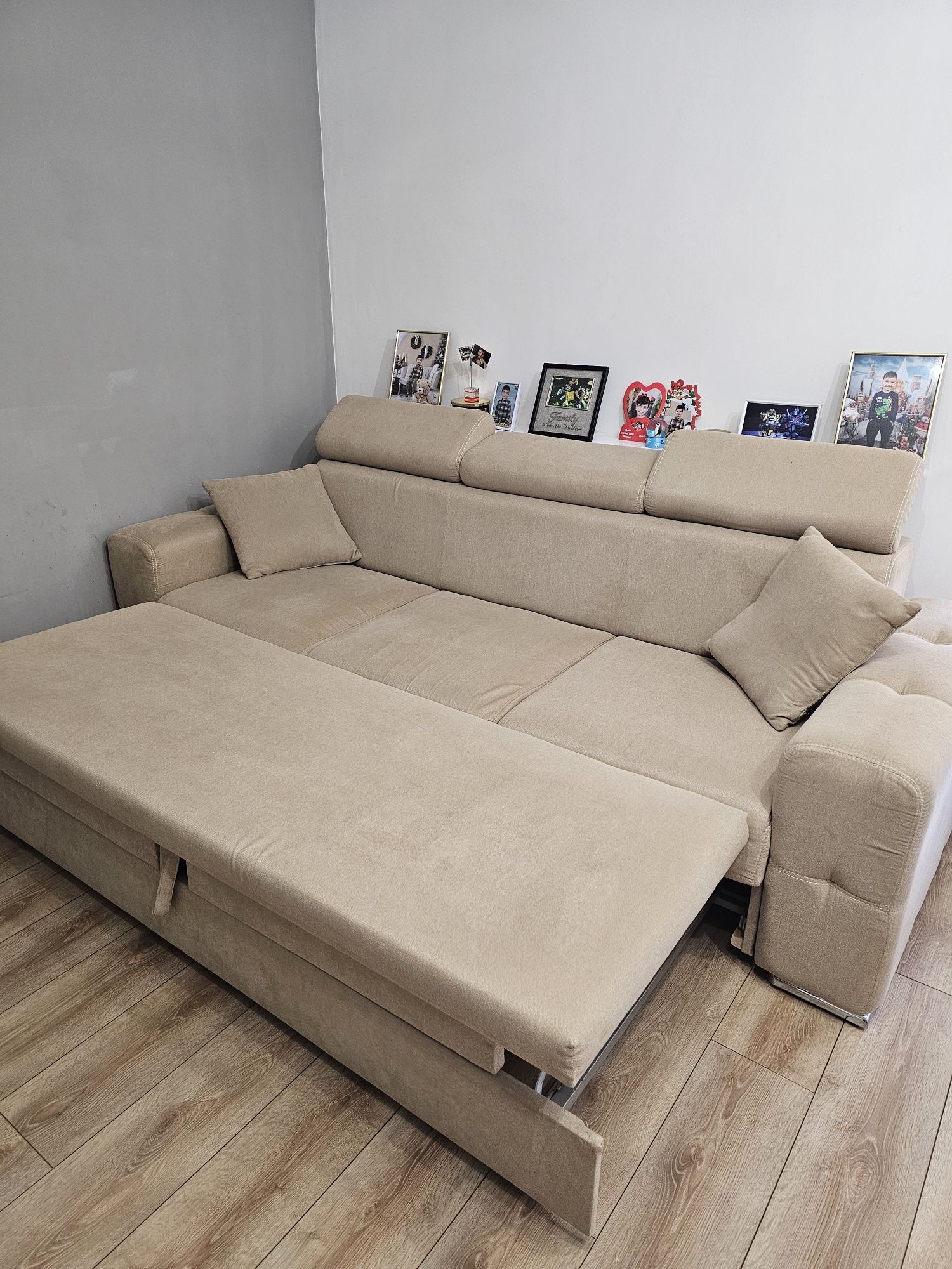 Canapea extensibila cu 3 tetiere , crem