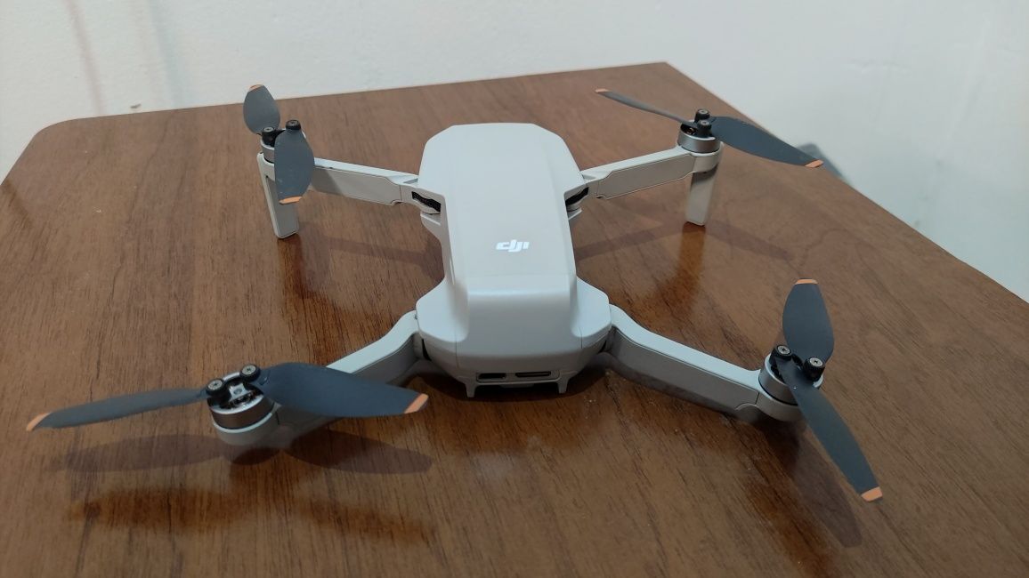 Продается дрон dji mini2 combo