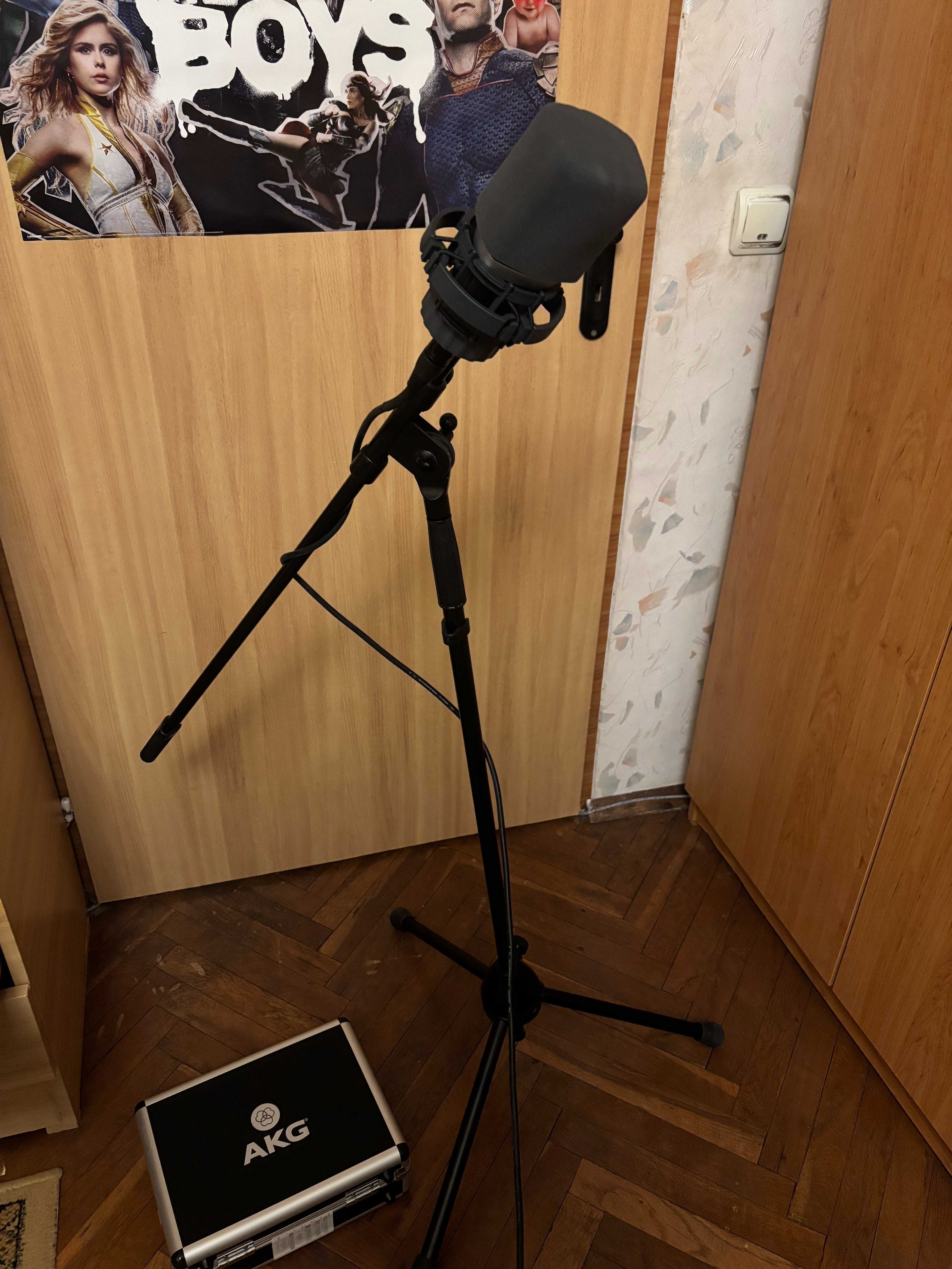 AKG C214 Студиен кондензаторен микрофон +  аудио интерфейс и стойка