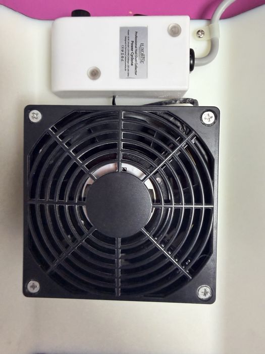 Aspirator praf unghii