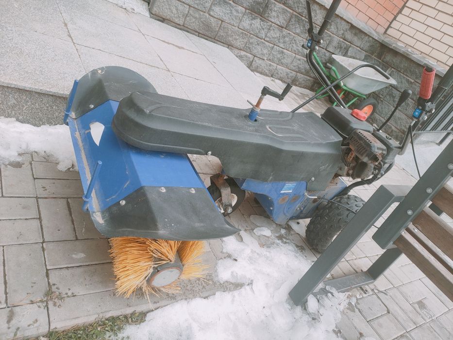 Подметальная машина б/у