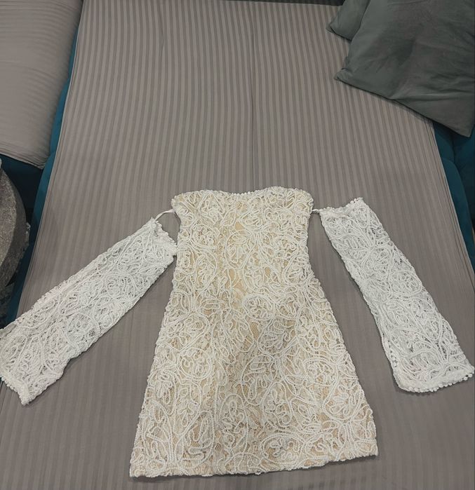 Стилна бяла рокля