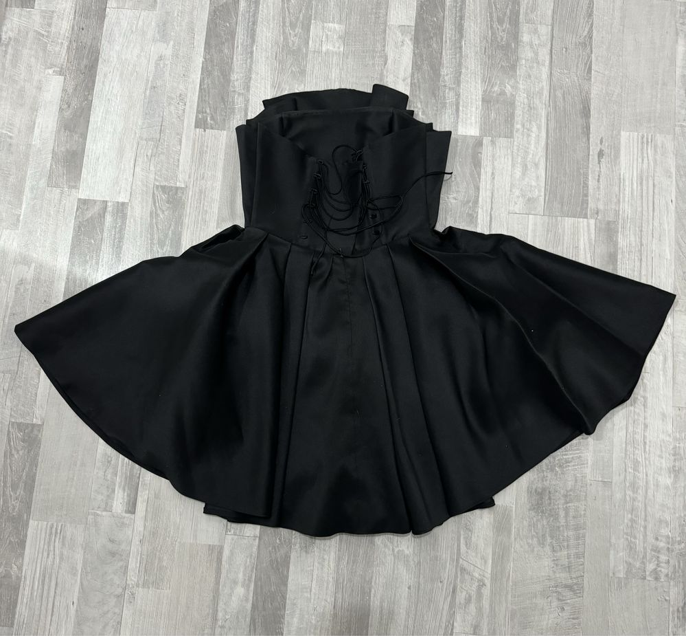 Платье черное обьемное,  до колен