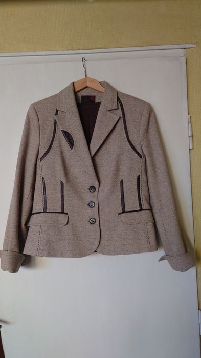 Късо вталено сако с кожени украсителни  елементи