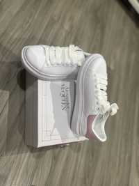 Vând Alexander McQueen Oversize Sneakers Noi