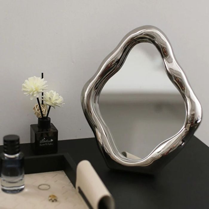 Огледало с овална форма за тоалетка