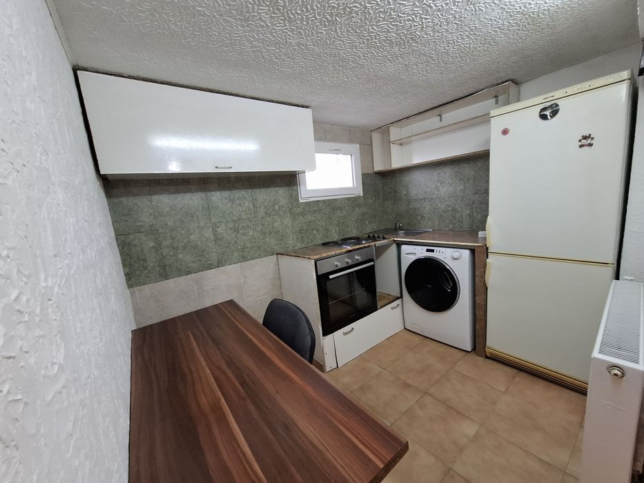 Inchiriez apartament  la casa