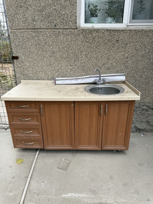 стол с раковина в хорошем состояние