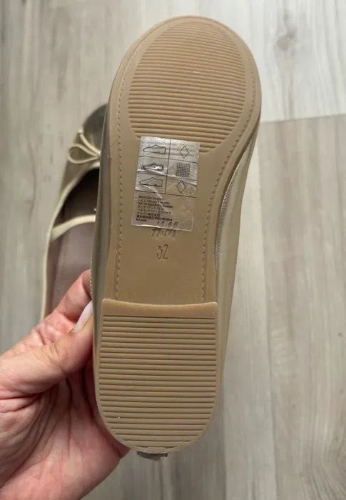 Златни обувки за момиче