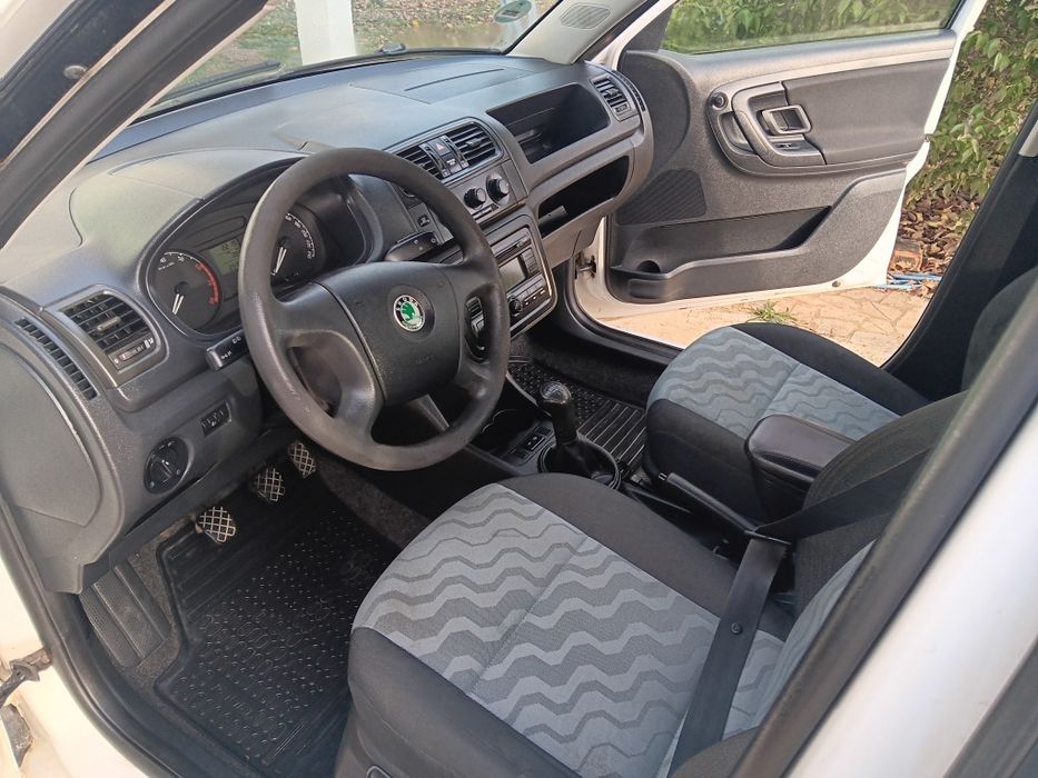 Vând skoda fabia 2010
