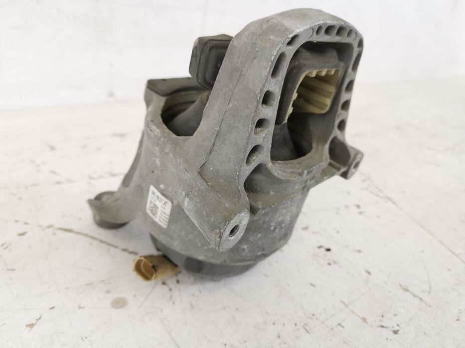 Ляв Моторен Носач Ауди А4 Б9 / Audi A4 B9 Оригинален, В Добро Състояни