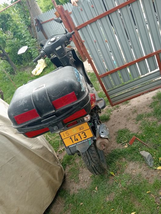 Vand scuter perfect funcțional și unul de rezerva
