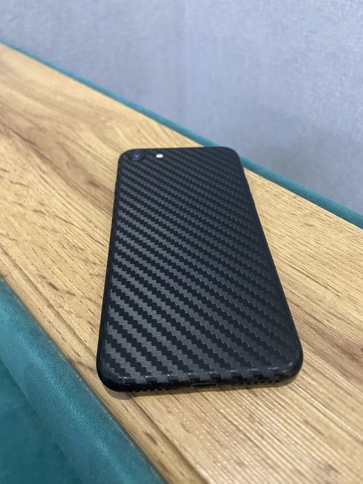 Продам iPhone SE 2020