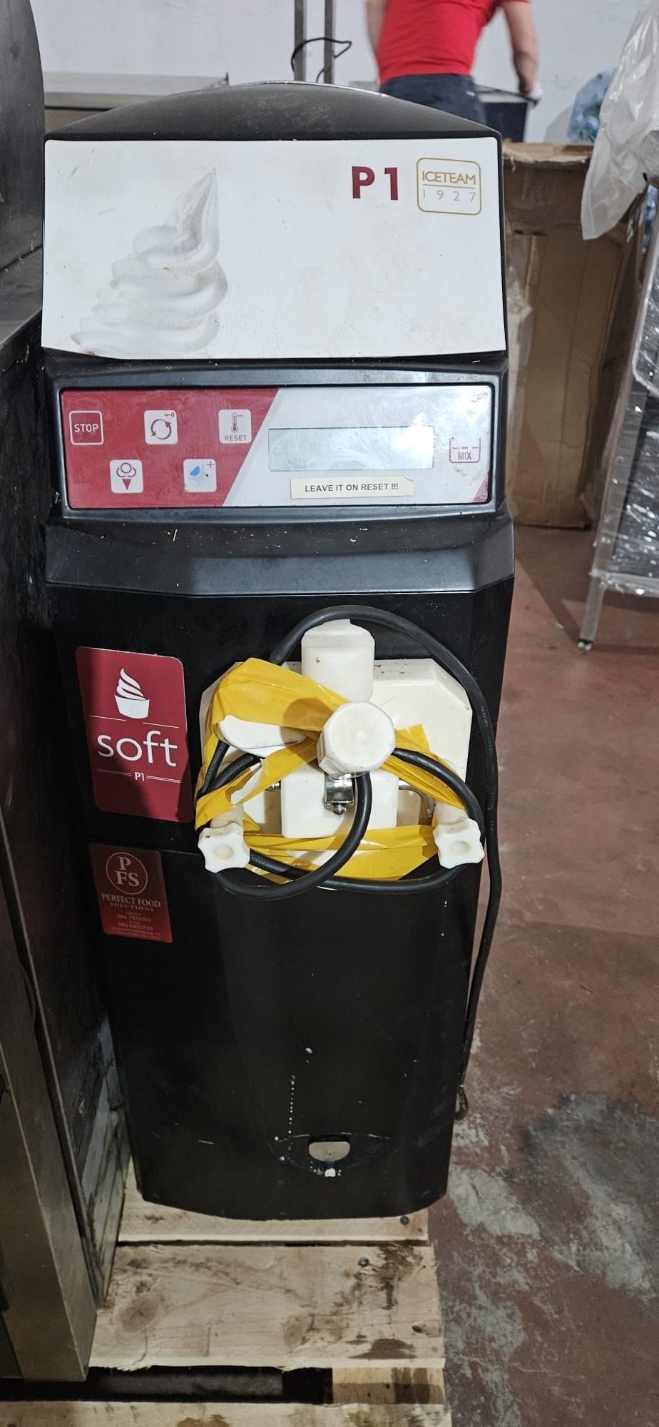 Frigider inox și cuptor, mese calde, mese reci, tăvi inox