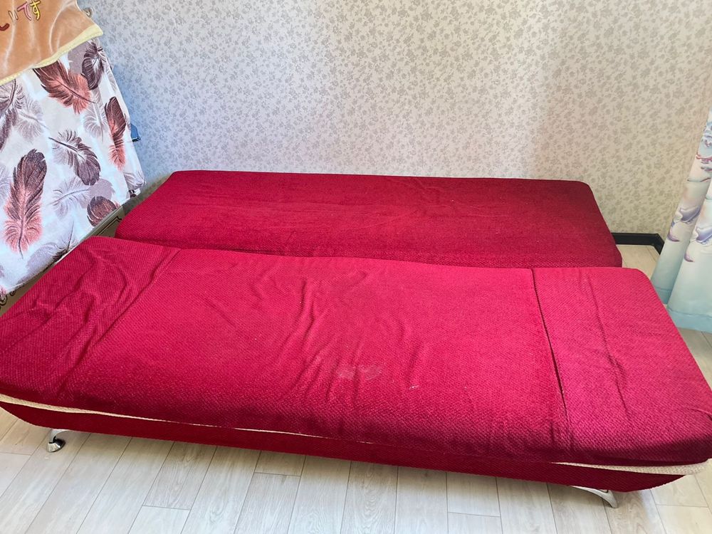 Компьютерный стол, тахта и шифоньер