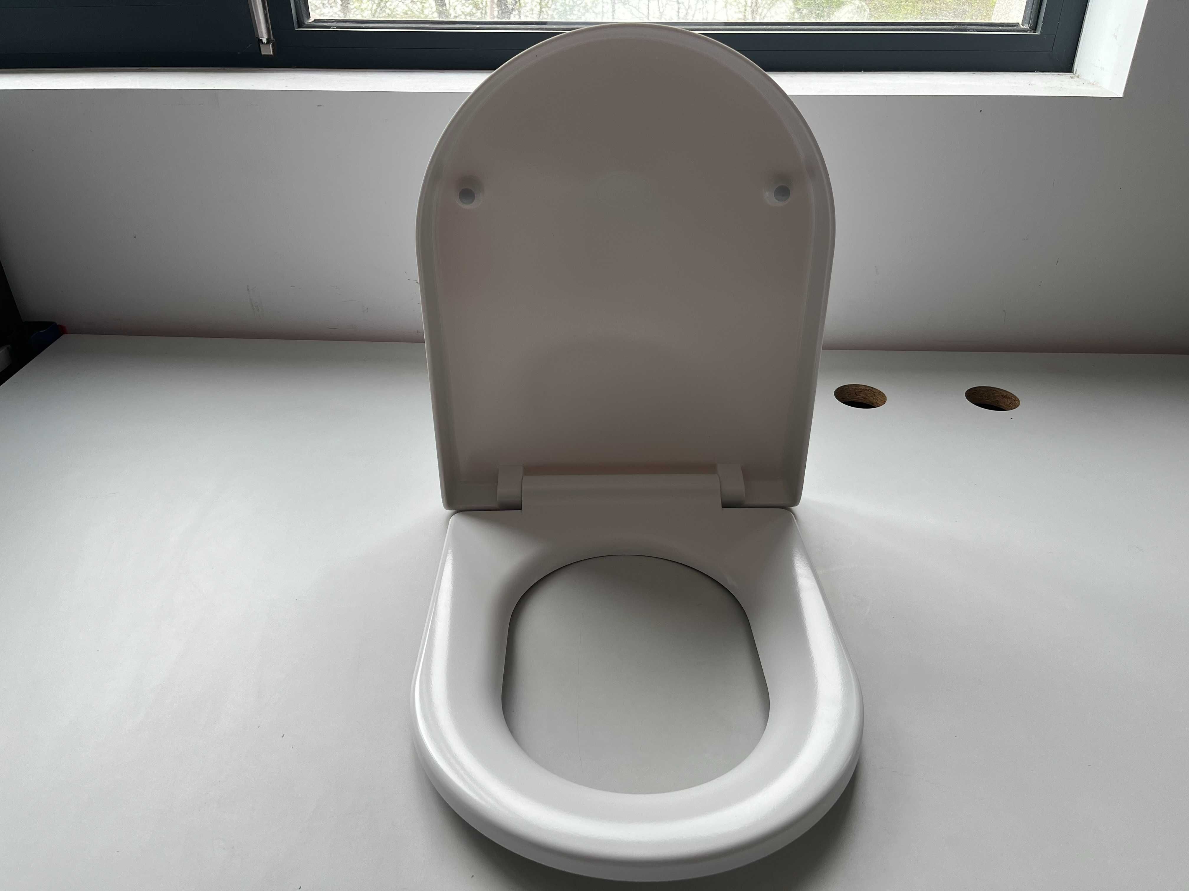 Grifema D-образна тоалетна седалка с меко затваряне