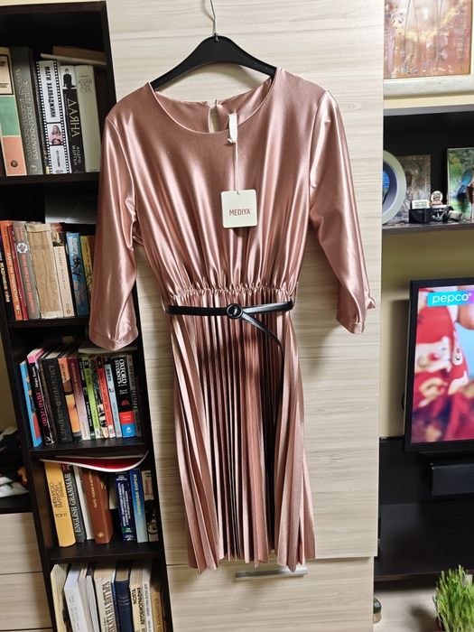 Плисирана официална рокля за официални поводи.