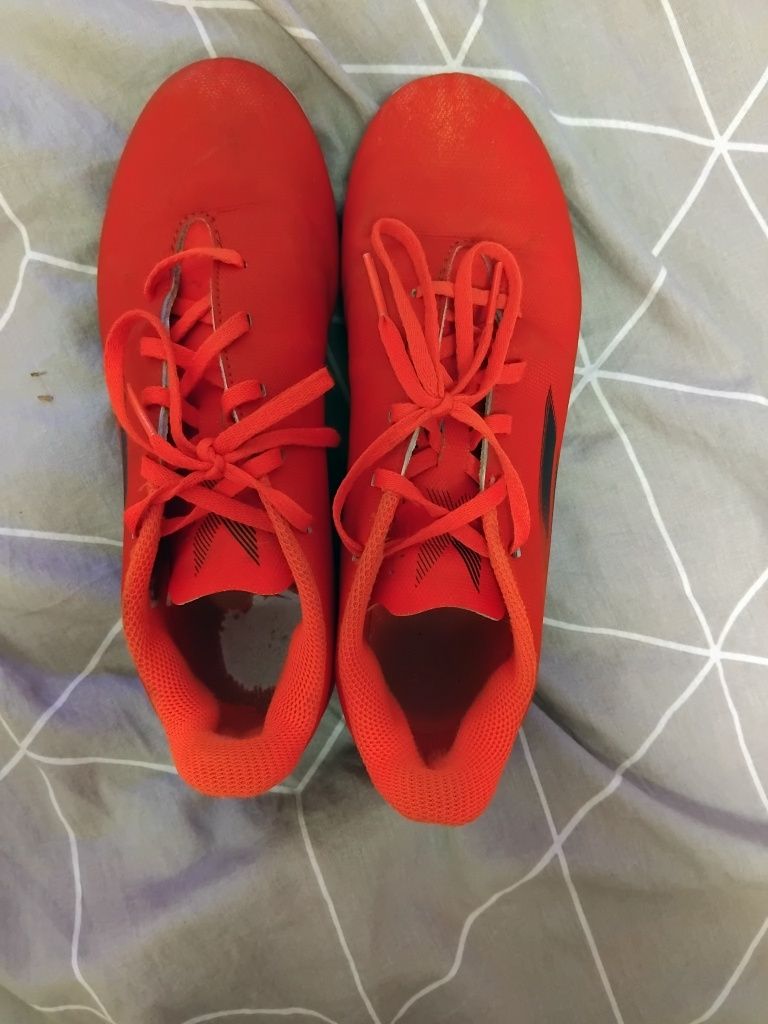 Продавам бутонки на adidas.
