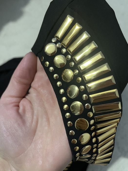 Черна рокля със златен акцент