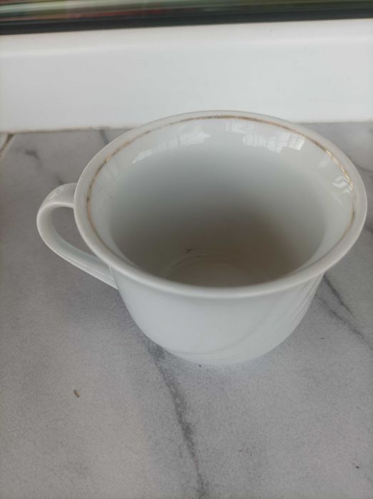 Продавам порцеланови чинии и сервизи, стъклени съдове, чаши